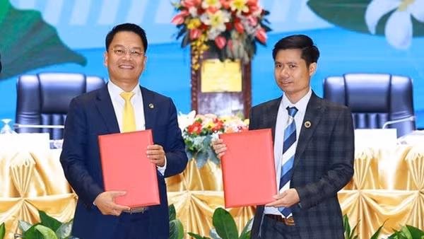 Ông Nguyễn Ngọc Nghị, Phó Tổng Giám đốc T&T Group, Chủ tịch Công ty cổ phần Tập đoàn Năng lượng T&T (bên trái) và ông Phan Văn Sơn, Giám đốc Công ty Đầu tư và thương mại Vinacom trao biên bản ghi nhớ về hợp tác phát triển Dự án điện gió Savan 2. (Ảnh: T&T GROUP)