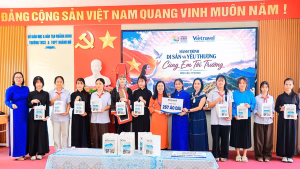 Chương trình “Cùng em tới trường” trao 257 bộ áo dài cho giáo viên, học sinh nữ Trường trung học cơ sở và trung học phổ thông Hoành Mô, Bình Liêu, Quảng Ninh. (Ảnh: HOÀI NAM)