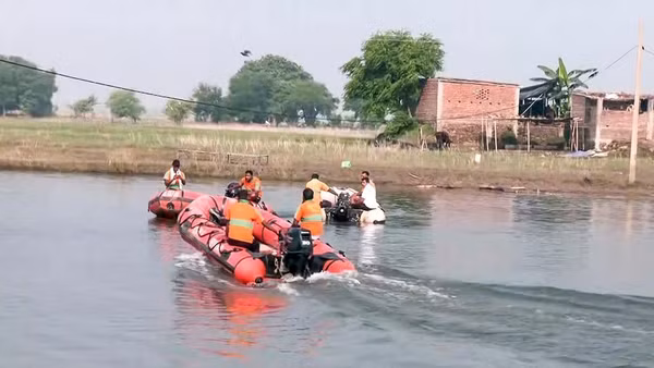 Hoạt động cứu hộ được tiến hành sau vụ lật thuyền trên sông Hằng, thuộc huyện Vaishali, bang Bihar, Ấn Độ, ngày 13/10/2026. (Ảnh: ANI/TTXVN phát)