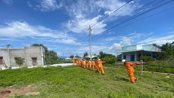 Ngành điện kéo lưới về vùng núi. (Ảnh: QUÝ NGỌC)