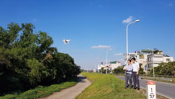Dùng flycam kiểm tra an toàn hệ thống đê. (Ảnh Tiến Đạt)