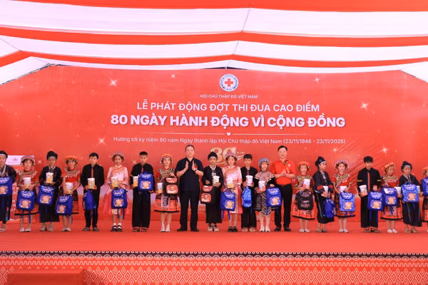 Lễ phát động đợt thi đua cao điểm “80 ngày hành động vì cộng đồng”. (Ảnh: CTĐ)