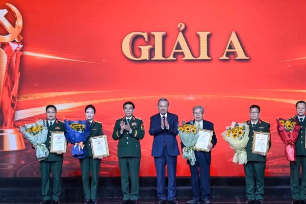 Tổng Bí thư Tô Lâm và Đại tướng Phan Văn Giang, Bộ trưởng Quốc phòng trao giải A tặng các tác giả, nhóm tác giả xuất sắc nhất cuộc thi. (Ảnh: DUY LINH)