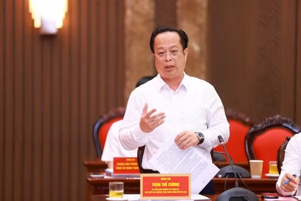 Đồng chí Trần Thế Cương, Phó Chủ tịch Thường trực Hội đồng nhân dân thành phố Hà Nội báo cáo tại buổi làm việc với Đoàn khảo sát số 2