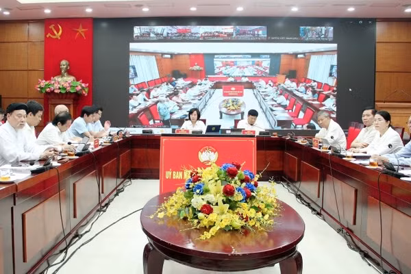 Hội nghị lấy ý kiến góp ý về quy hoạch phân khu đô thị sông Hồng có sự tham gia của 1.336 đại biểu với hai hình thức, trực tiếp và trực tuyến. 