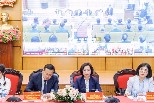 Các ứng viên báo cáo chương trình hành động và vận động bầu cử tại đơn vị bầu cử số 2.
