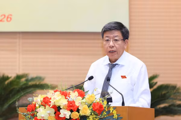 Phó Chủ tịch Thường trực Ủy ban nhân dân thành phố Dương Đức Tuấn trình bày tờ trình tại kỳ họp thứ 7. (Ảnh: Hải Thái Thành)