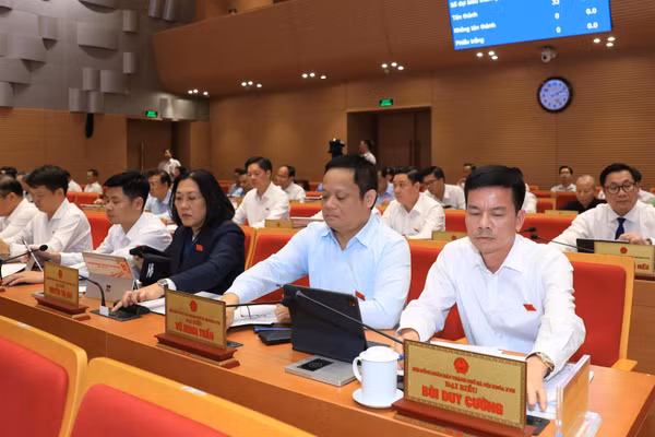 Đại biểu Hội đồng nhân dân thành phố Hà Nội bấm nút biểu quyết tại nghị trường. (Ảnh: QUANG THÁI-LÊ HẢI)