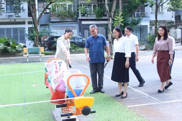 Đoàn giám sát của Hội đồng nhân dân thành phố khảo sát khu vực thiết bị tập ngoài trời tại Nhà văn hóa tổ dân phố Phú La 2, phường Kiến Hưng. (Ảnh: MAI HỮU)