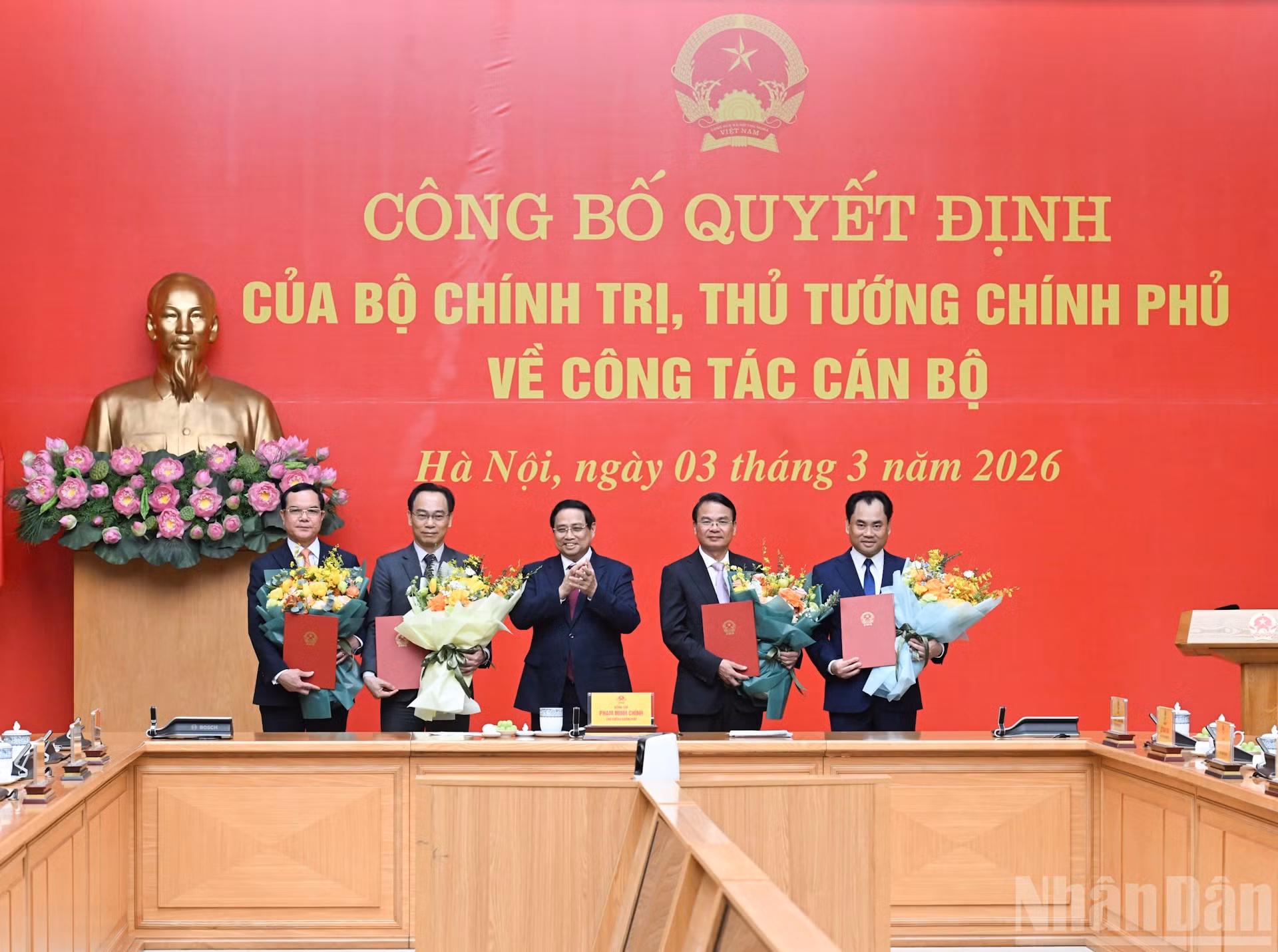 Thủ tướng Phạm Minh Chính trao quyết định, tặng hoa các đồng chí mới được bổ nhiệm.