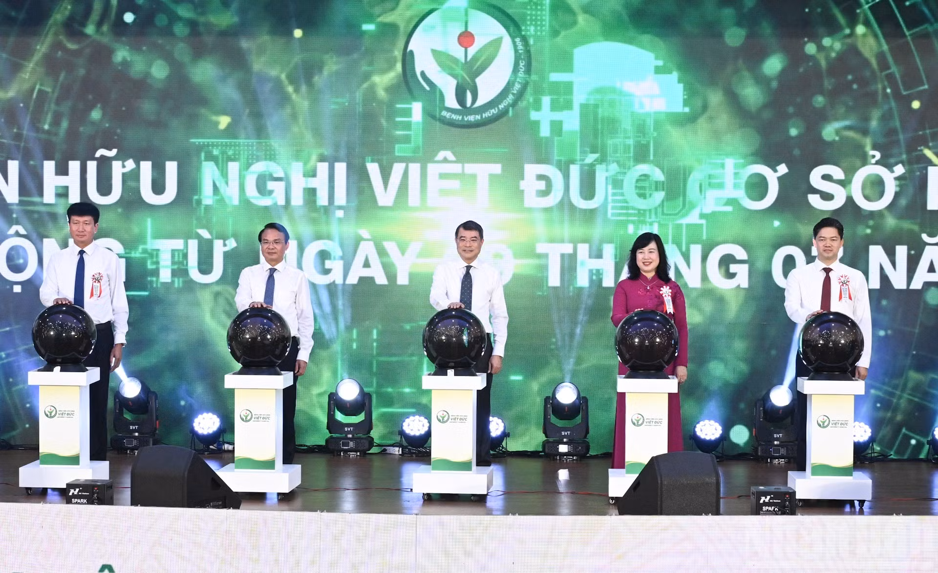 Thủ tướng Lê Minh Hưng và các đại biểu thực hiện nghi thức khai trương hoạt động của Bệnh viện Hữu nghị Việt Đức cơ sở Ninh Bình.