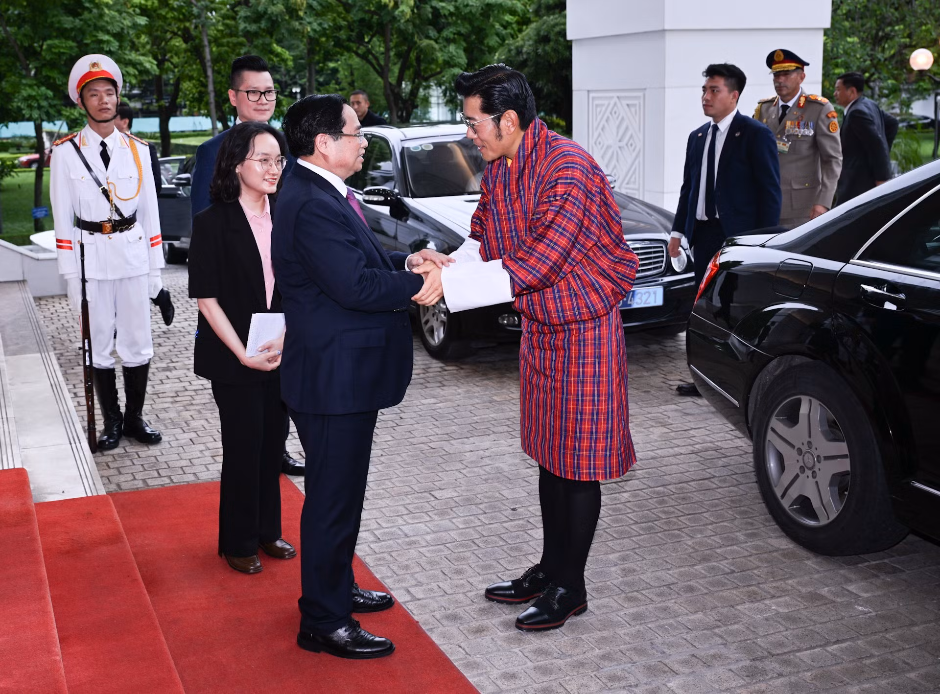 Thủ tướng Phạm Minh Chính đón Quốc vương Bhutan Jigme Khesar Namgyel Wangchuck.