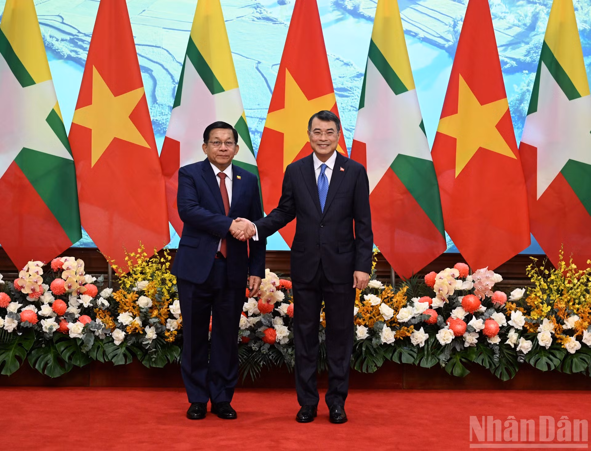 Thủ tướng Lê Minh Hưng và Tổng thống nước Cộng hòa Liên bang Myanmar Min Aung Hlaing. (Ảnh: TRẦN HẢI)