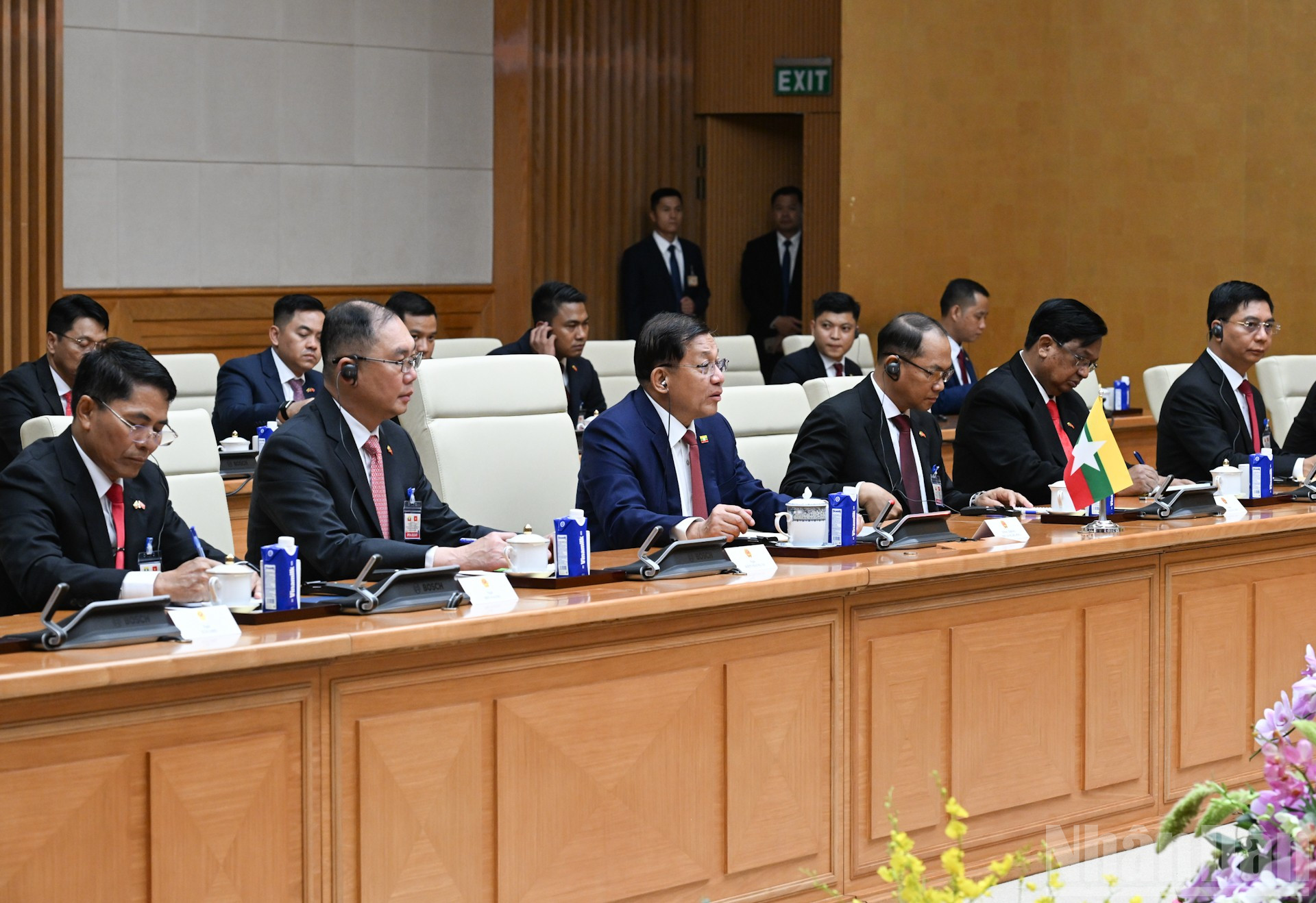 Tổng thống nước Cộng h&ograve;a Li&ecirc;n bang Myanmar Min Aung Hlaing v&agrave; th&agrave;nh vi&ecirc;n dự hội kiến. (Ảnh: TRẦN HẢI)