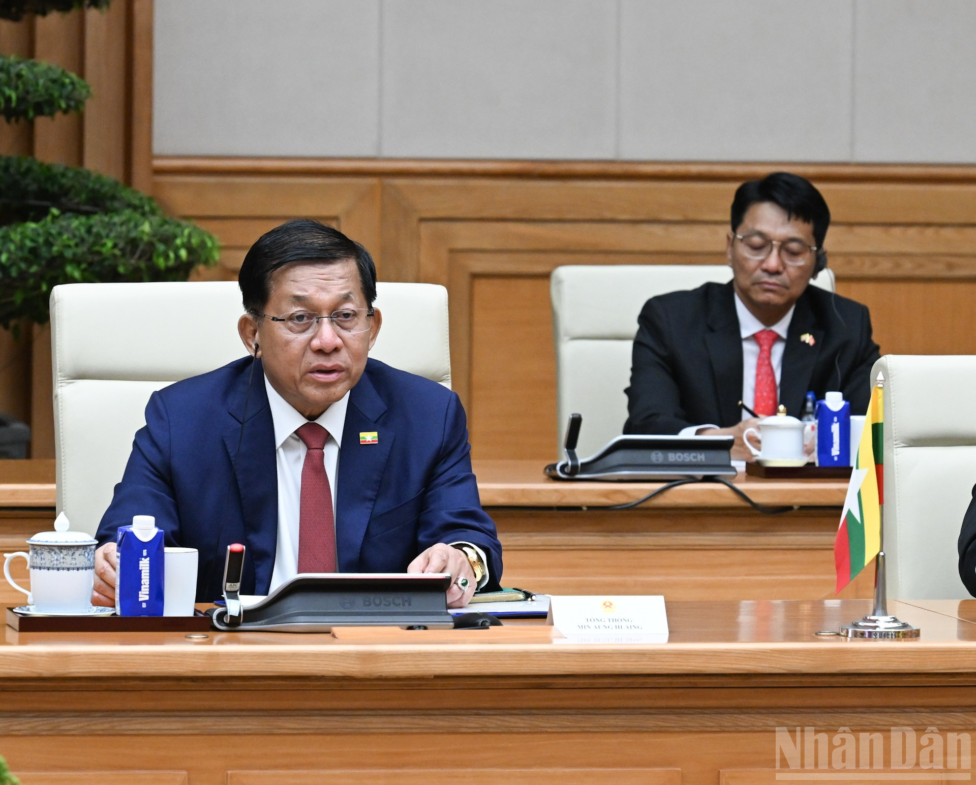 Tổng thống nước Cộng h&ograve;a Li&ecirc;n bang Myanmar Min Aung Hlaing ph&aacute;t biểu tại hội kiến. (Ảnh: TRẦN HẢI)