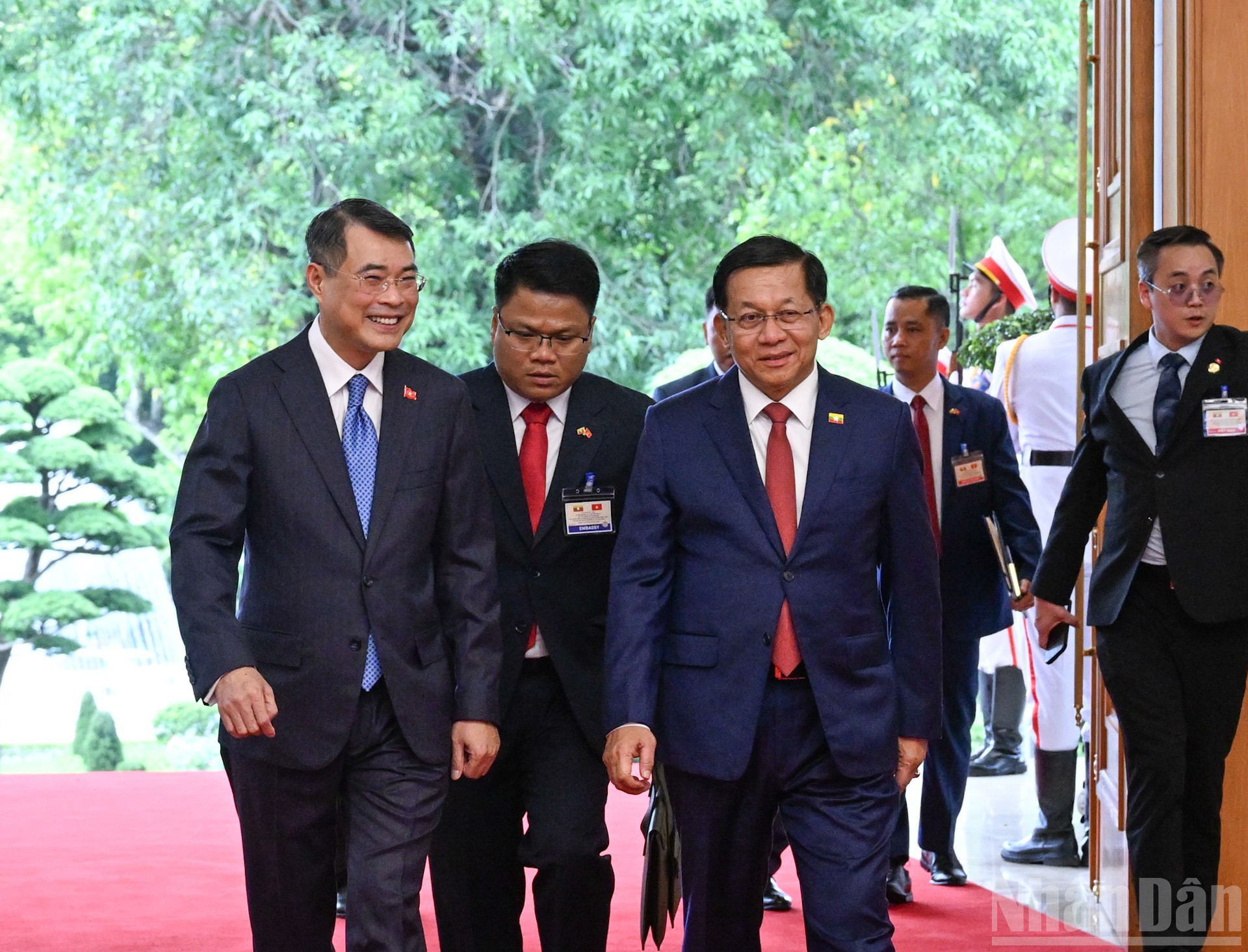 Thủ tướng L&ecirc; Minh Hưng đ&oacute;n Tổng thống nước Cộng h&ograve;a Li&ecirc;n bang Myanmar Min Aung Hlaing . (Ảnh: TRẦN HẢI)