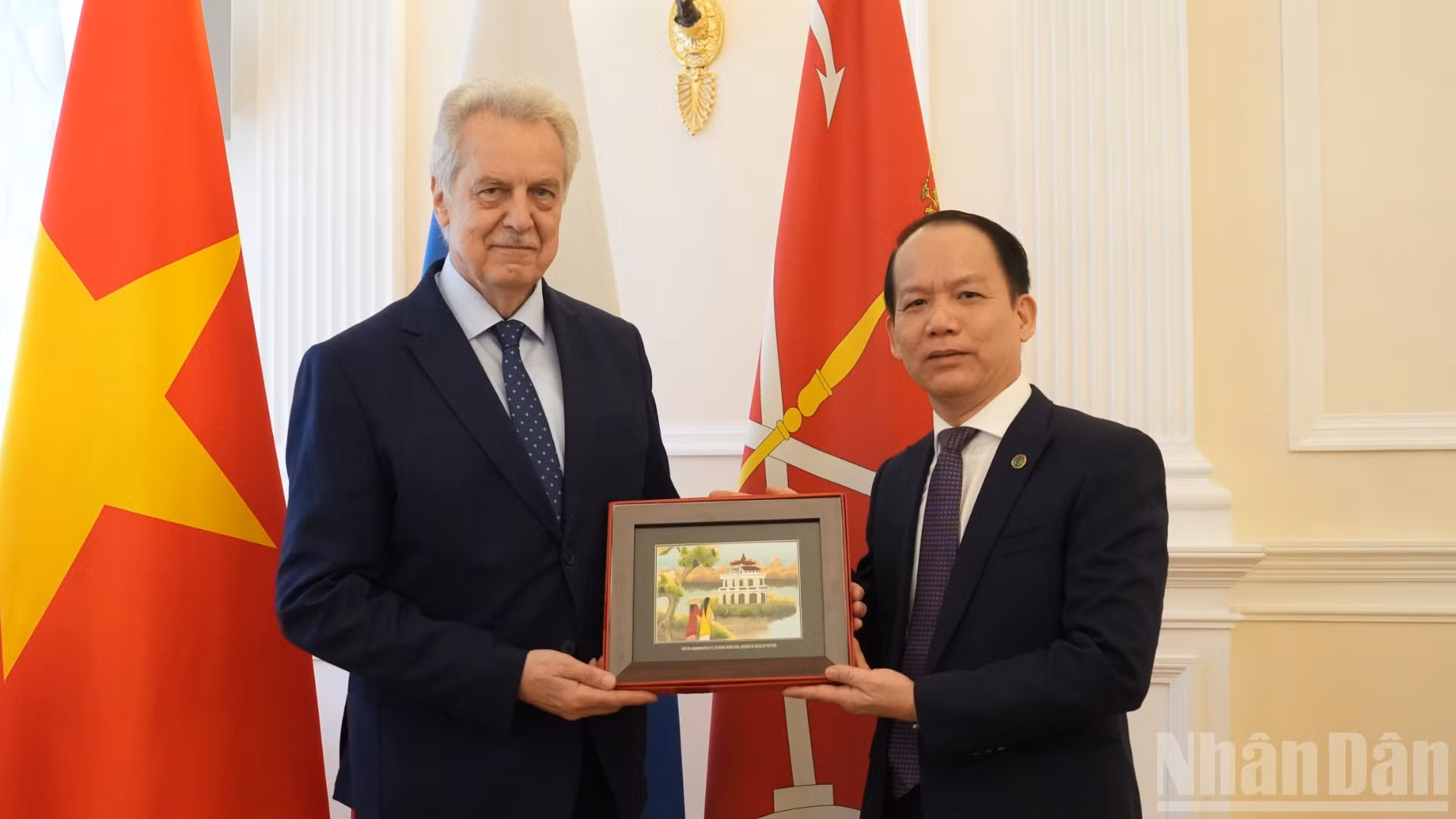 Bộ trưởng Tư pháp Hoàng Thanh Tùng và Chủ tịch Ủy ban Đối ngoại thành phố Saint Petersburg Evgeny Grigoriev. (Ảnh: THANH THỂ)