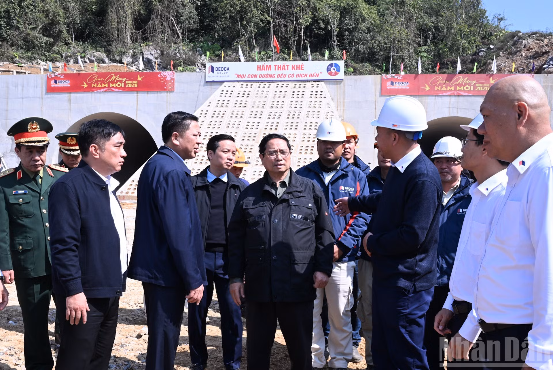 Thủ tướng Chính phủ Phạm Minh Chính thị sát, kiểm tra việc thi công tuyến cao tốc Đồng Đăng-Trà Lĩnh tại vị trí hầm Thất Khê.
