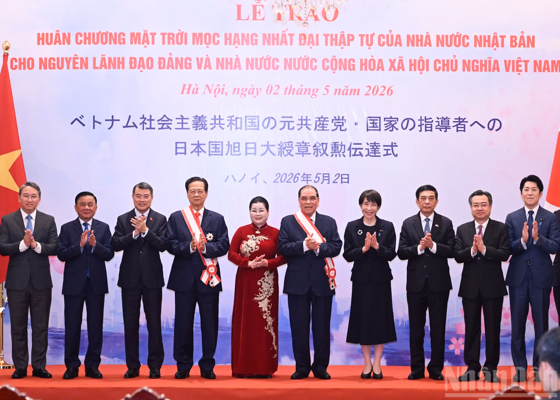 Thủ tướng Lê Minh Hưng và Thủ tướng Nhật Bản Takaichi Sanae cùng các đại biểu chụp ảnh chung.