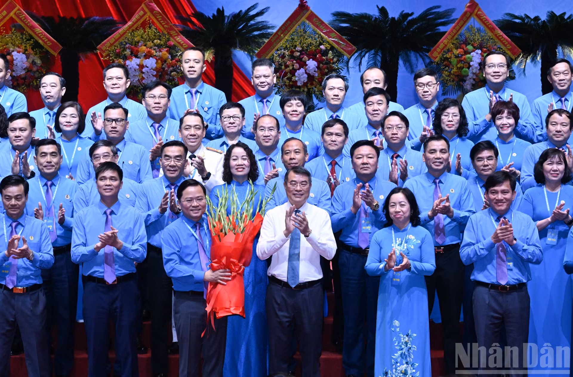 Thủ tướng Chính phủ Lê Minh Hưng tặng hoa chúc mừng Ban Chấp hành Tổng Liên đoàn Lao động Việt Nam khoá XIV.