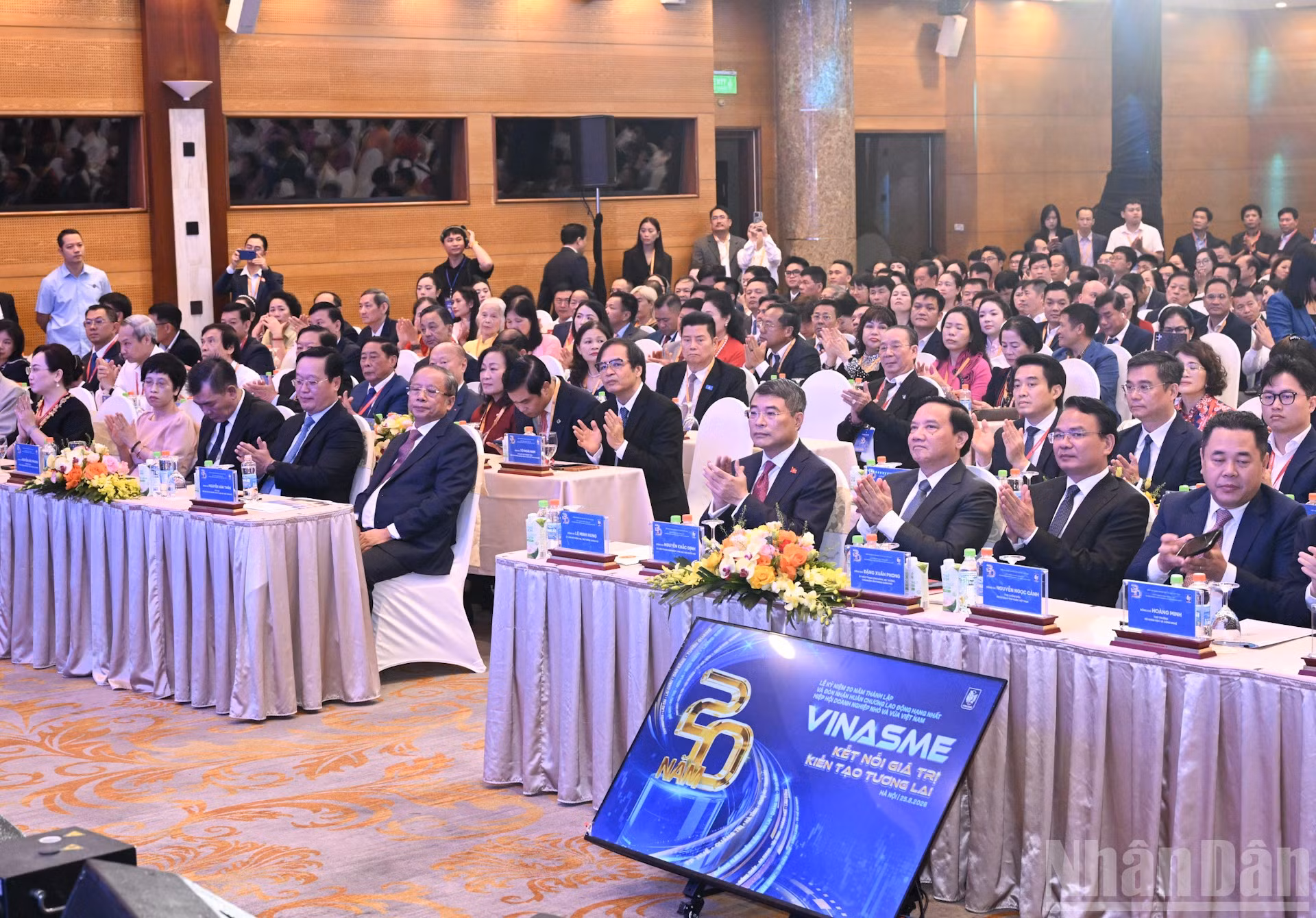 Thủ tướng Lê Minh Hưng và các đại biểu tham dự Lễ kỷ niệm 20 năm thành lập Hiệp hội Doanh nghiệp nhỏ và vừa Việt Nam. ndo_br_dsc-5635.jpg