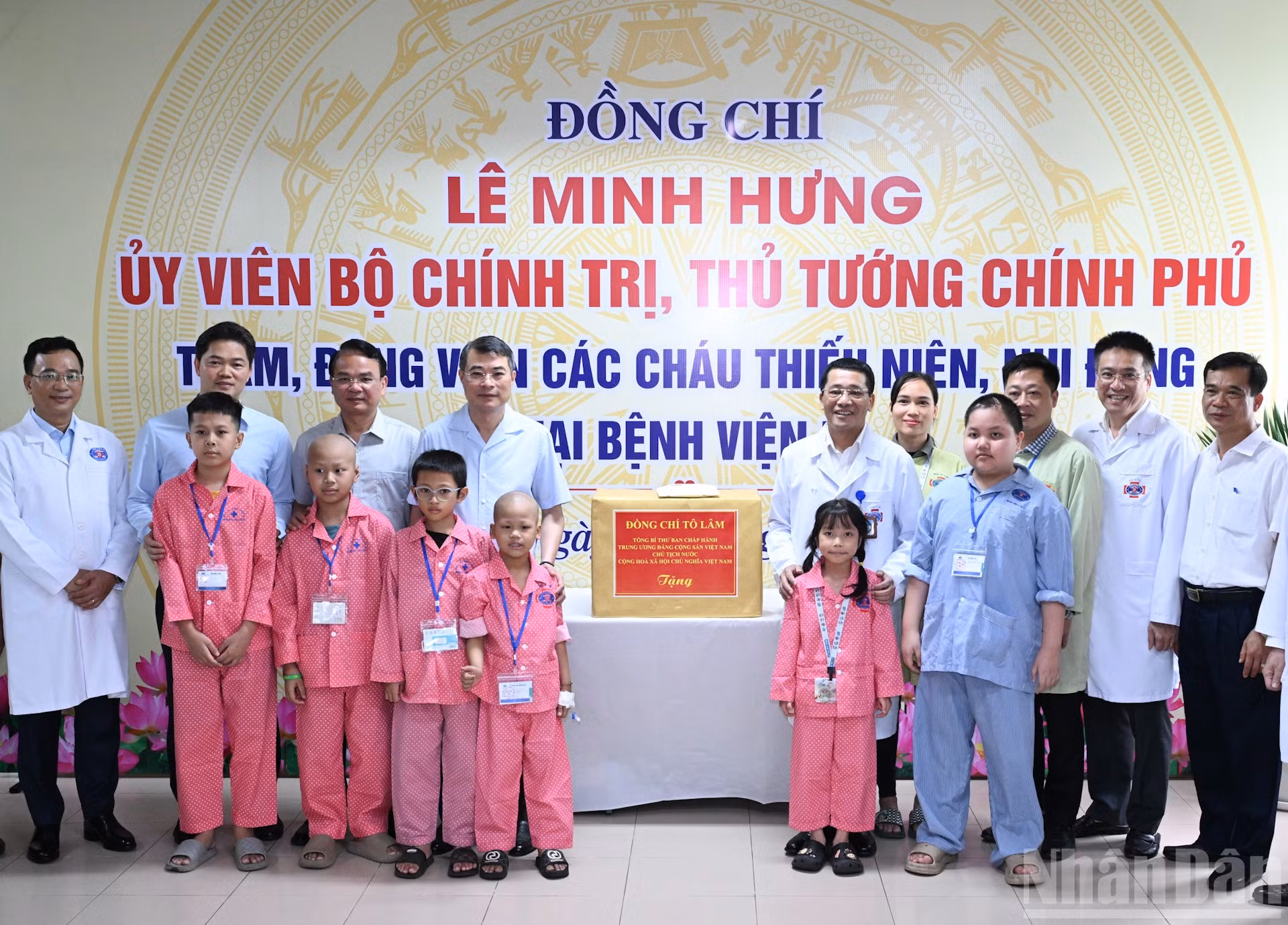 Thủ tướng Lê Minh Hưng trao quà của Tổng Bí thư, Chủ tịch nước Tô Lâm tặng các bệnh nhi đang điều trị tại Bệnh viện K (cơ sở Tân Triều, phường Thanh Liệt).