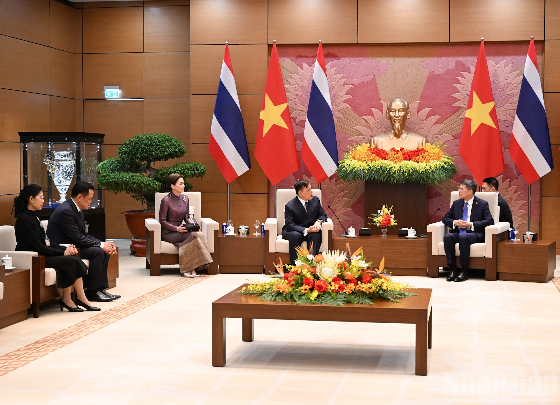 Nh&agrave; vua Vương quốc Th&aacute;i Lan Maha Vajiralongkorn Phra Vajiraklaochaoyuhua v&agrave; th&agrave;nh vi&ecirc;n trong đo&agrave;n tại hội kiến. (Ảnh TRẦN HẢI)