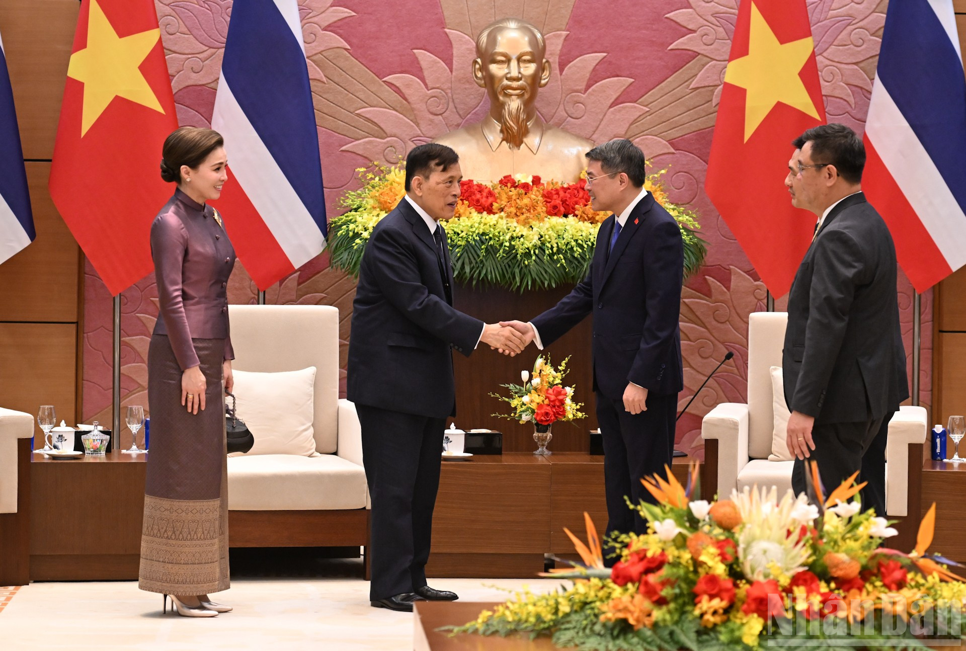 Thủ tướng L&ecirc; Minh Hưng đ&oacute;n Nh&agrave; vua Vương quốc Th&aacute;i Lan Maha Vajiralongkorn Phra Vajiraklaochaoyuhua v&agrave; Ho&agrave;ng hậu. (Ảnh TRẦN HẢI)