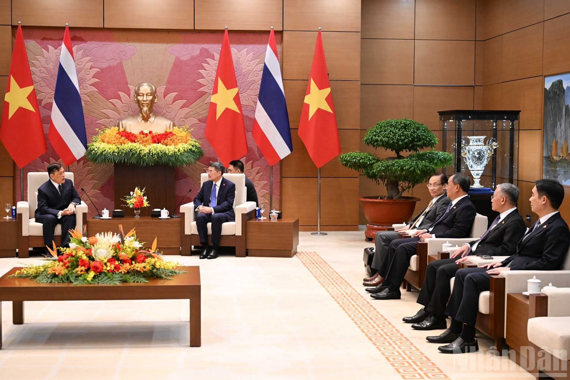 Thủ tướng L&ecirc; Minh Hưng v&agrave; c&aacute;c th&agrave;nh vi&ecirc;n Ch&iacute;nh phủ Việt Nam hội kiến Nh&agrave; vua Vương quốc Th&aacute;i Lan Maha Vajiralongkorn Phra Vajiraklaochaoyuhua. (Ảnh TRẦN HẢI)