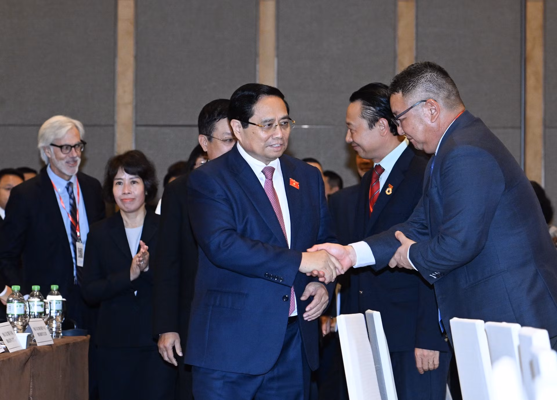 Thủ tướng Phạm Minh Chính với các đại biểu tham dự Diễn đàn Doanh nghiệp Việt Nam thường niên.