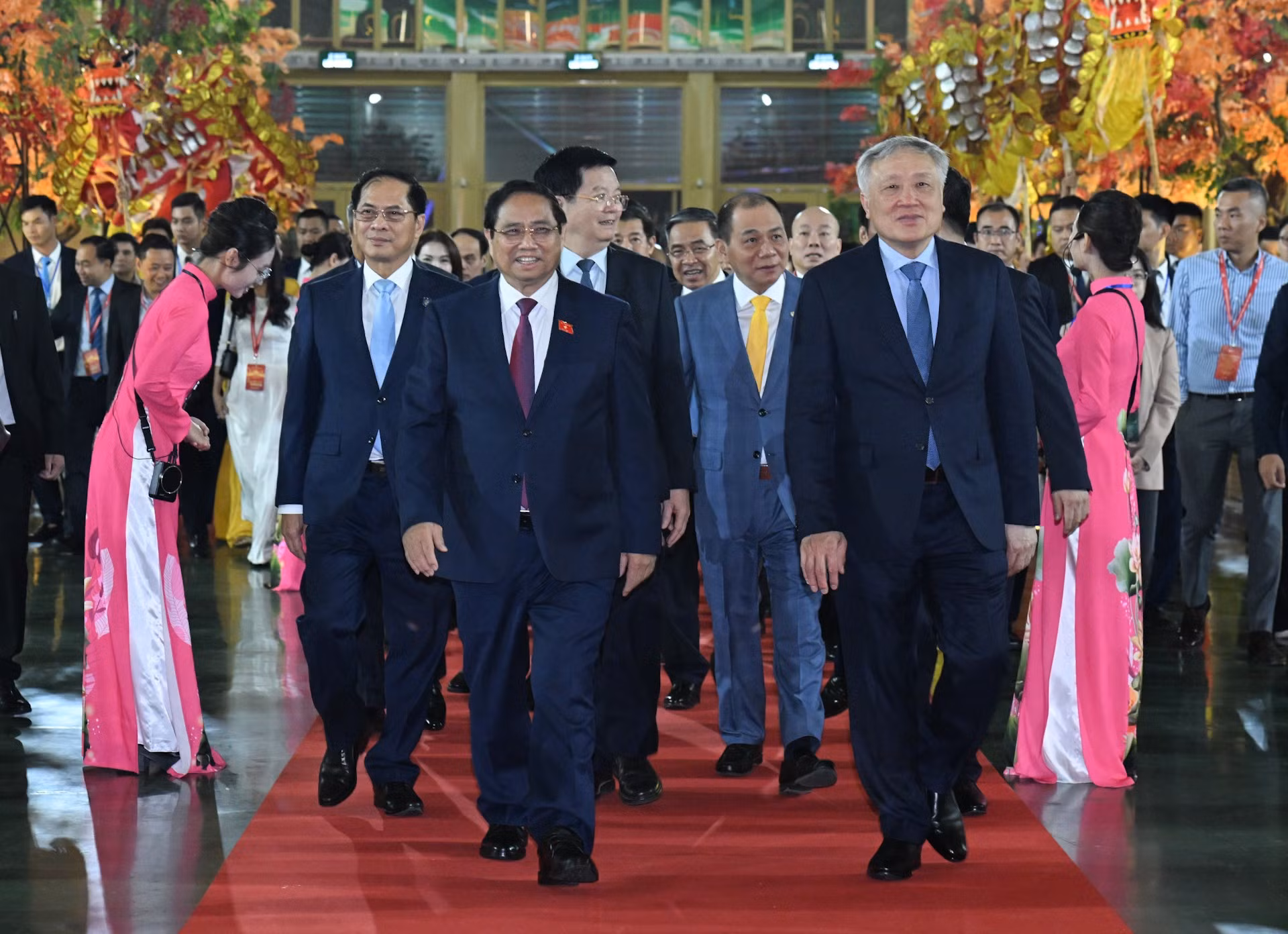 Thủ tướng Phạm Minh Chính và các đại biểu đến dự khai mạc Hội chợ Mùa Thu lần thứ nhất - năm 2025.