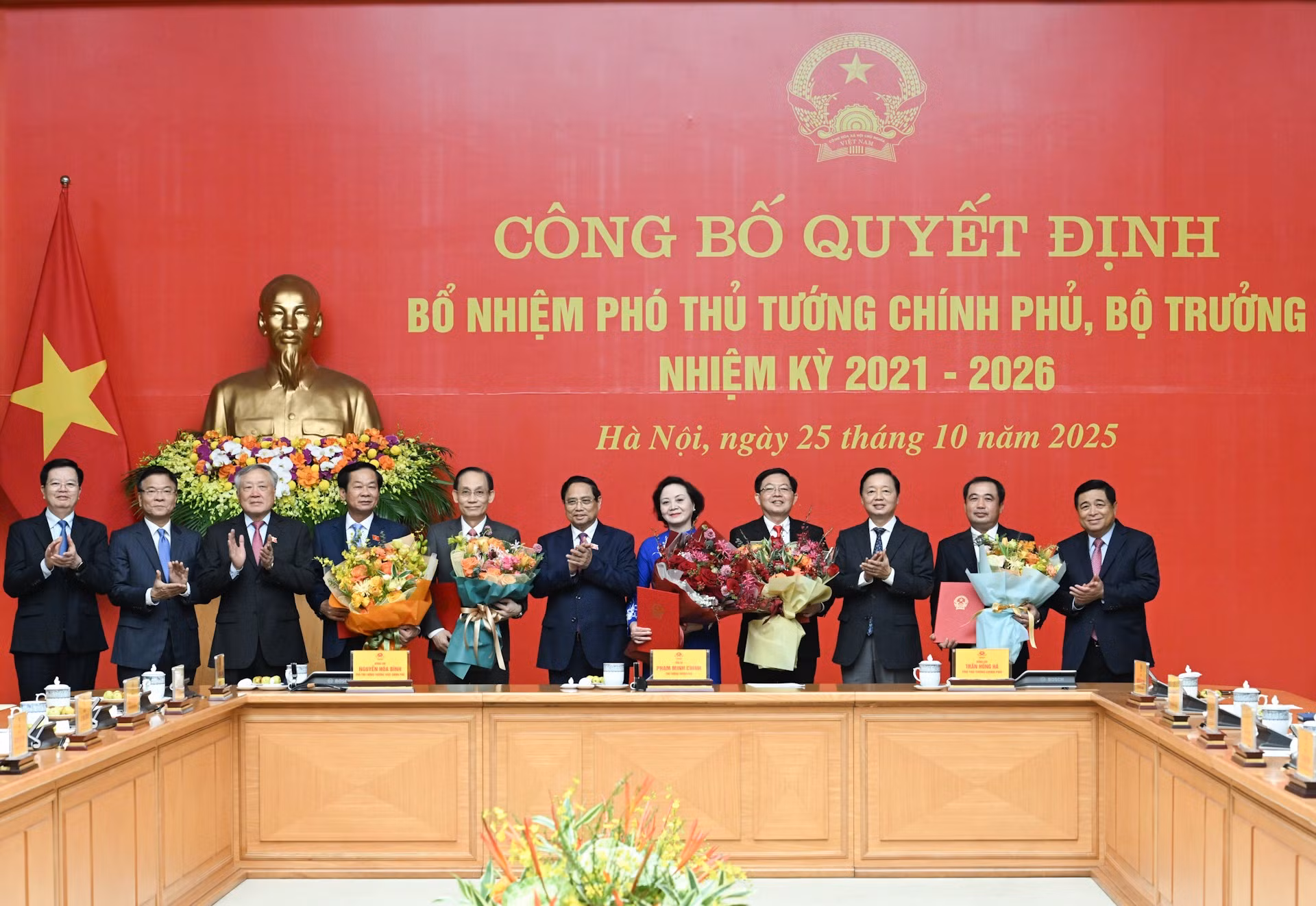 Đồng chí Phạm Minh Chính, Bí thư Đảng ủy Chính phủ, Thủ tướng Chính phủ trao quyết định bổ nhiệm Phó Thủ tướng Chính phủ, Bộ trưởng nhiệm kỳ 2021-2026.