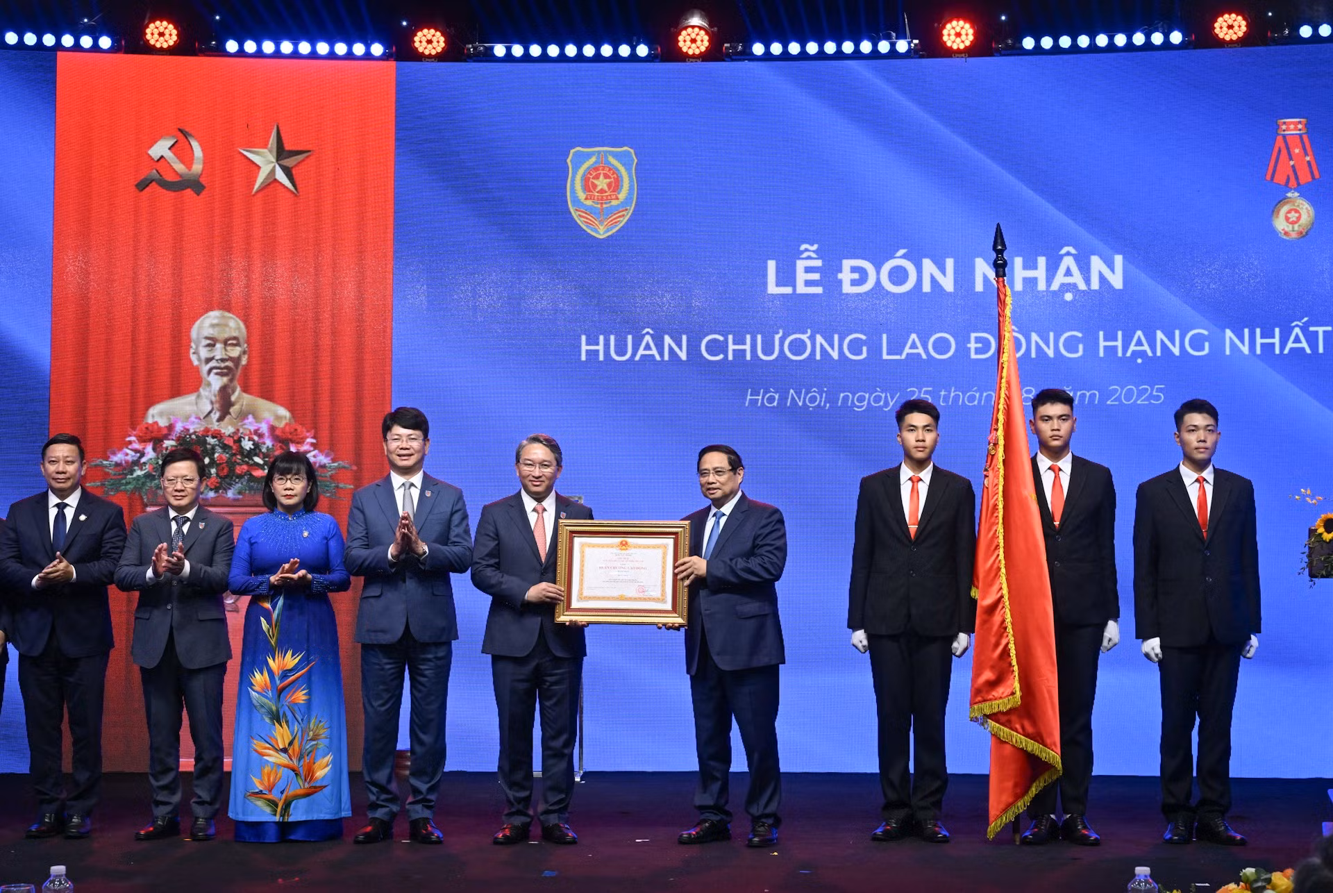 Thủ tướng Phạm Minh Chính trao Huân chương Lao động hạng Nhất tặng Bộ Tư pháp.