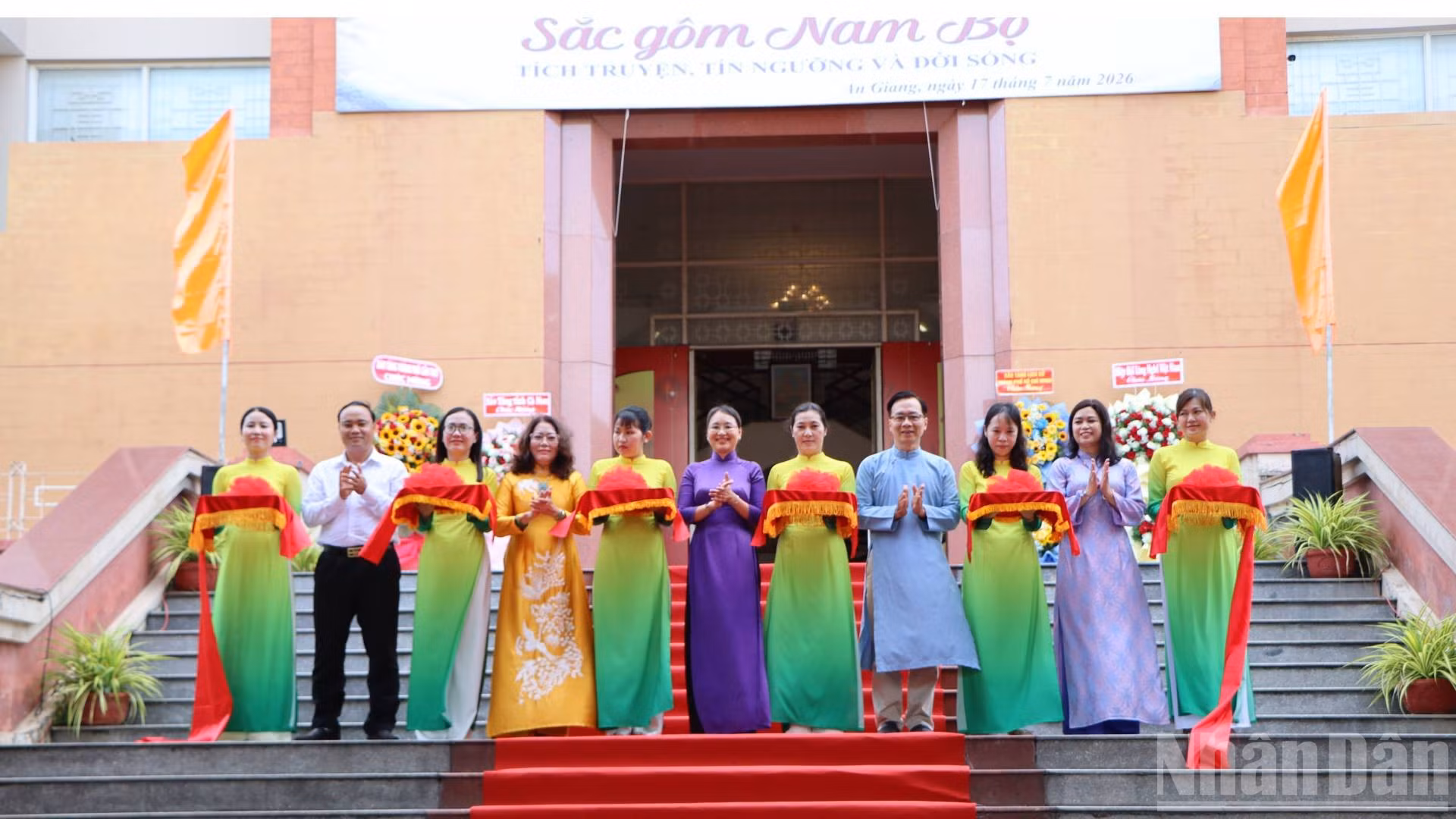 Quang cảnh cắt băng khai trương Triển lãm gốm Nam Bộ.