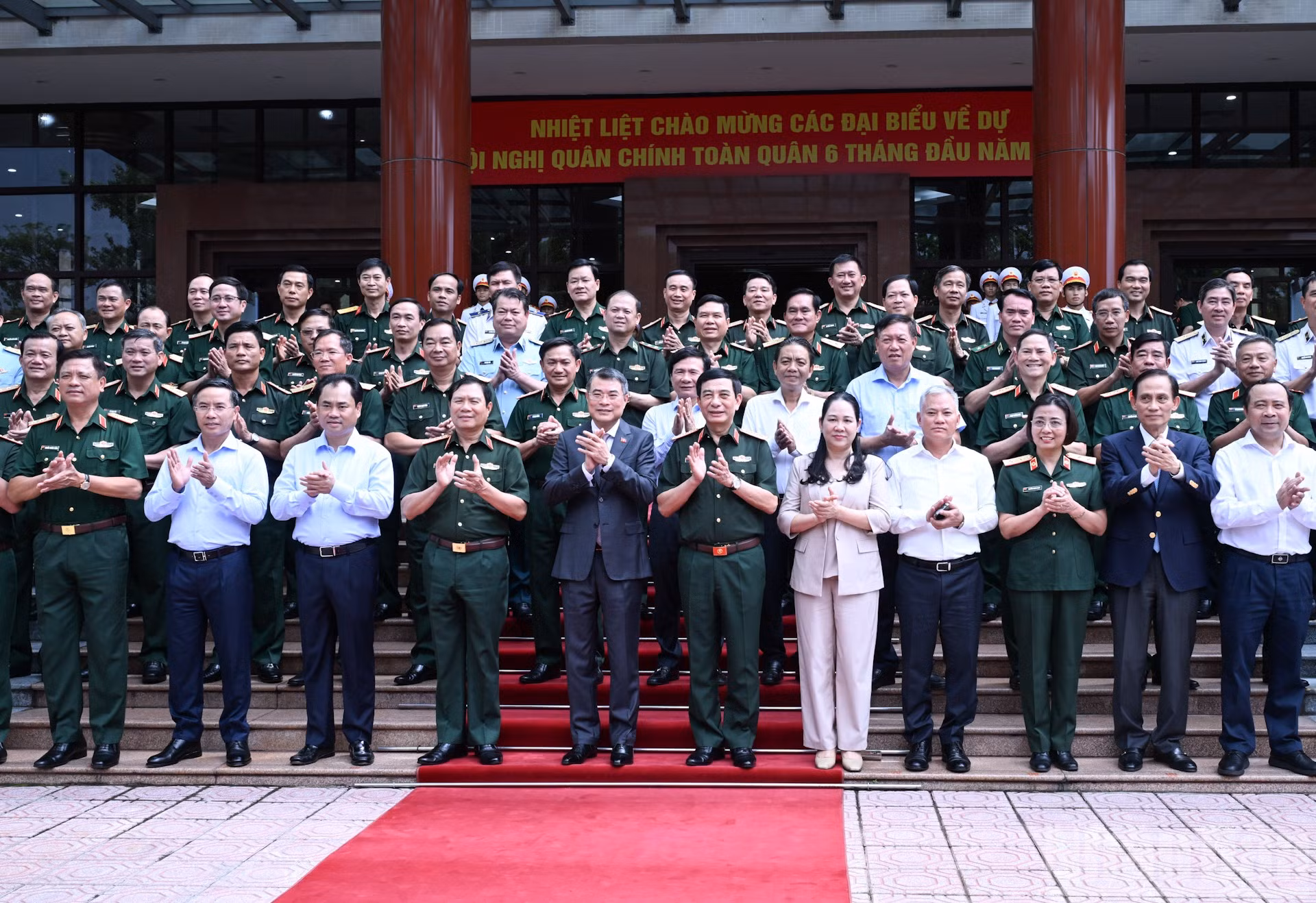 Thủ tướng Lê Minh Hưng với các đại biểu tham dự Hội nghị.