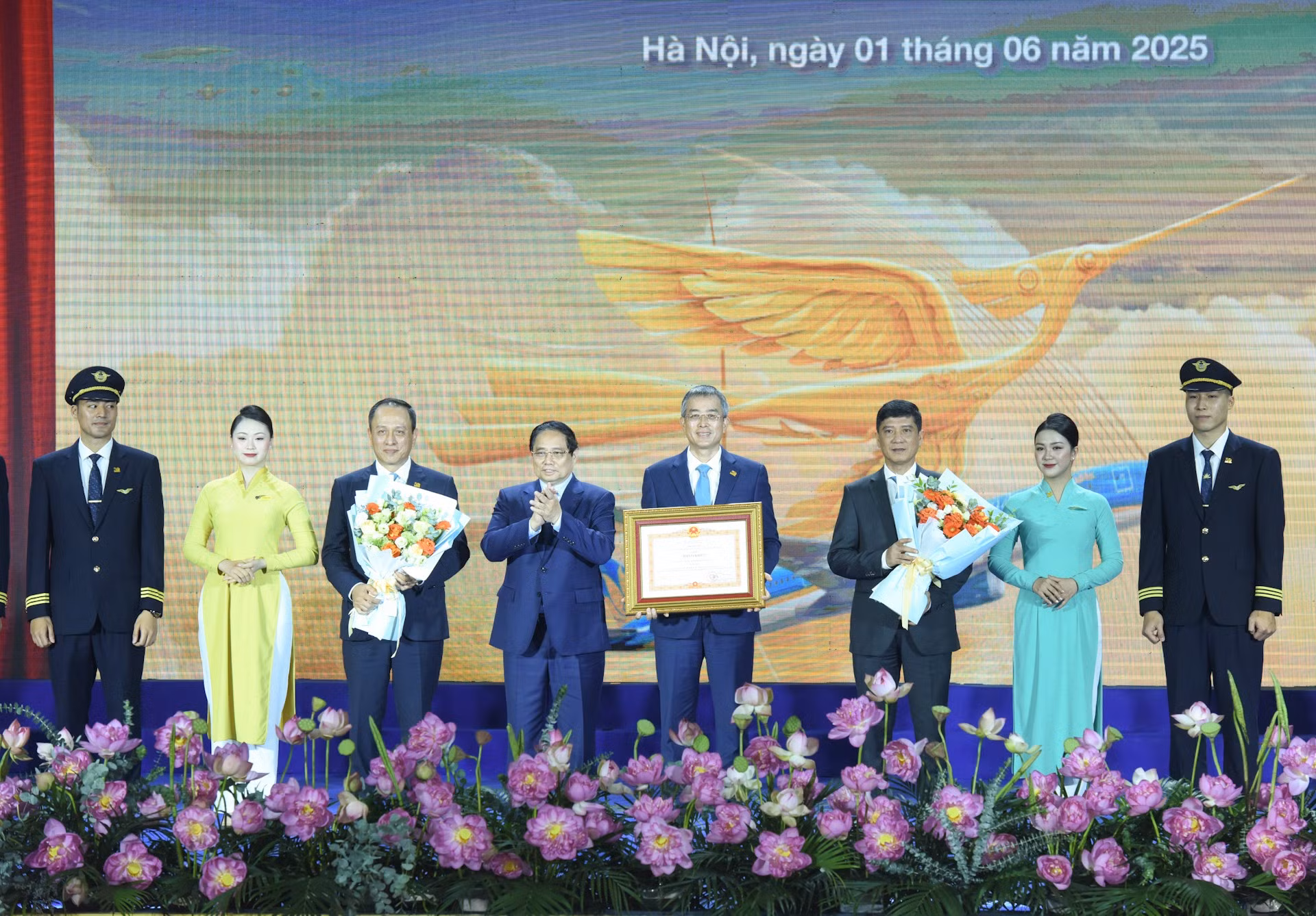 Thủ tướng Phạm Minh Chính trao bằng khen của Chính phủ cho Tổng Công ty Hàng không Việt Nam