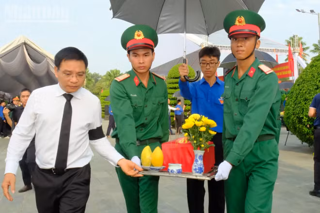 Phó Thủ tướng Nguyễn Văn Thắng đưa tiễn các Anh hùng liệt sĩ về nơi an nghỉ cuối cùng.