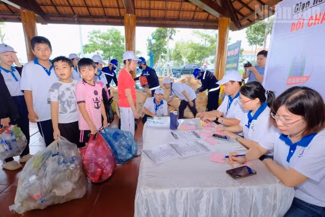 Các em học sinh trên địa bàn phường Bình Phước thu gom chai nhựa đến điểm đổi nhận quà.
