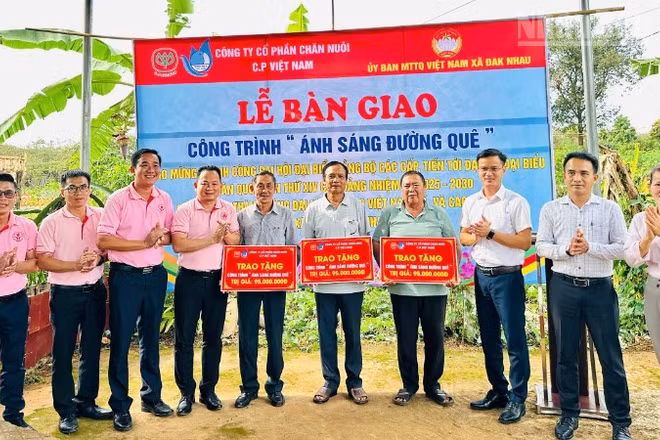 Lãnh đạo xã Đắk Nhau cùng đơn vị tài trợ trao kinh phí xây dựng công trình "Ánh sáng đường quê".