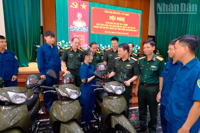 Thiếu tướng Vũ Văn Cường, Phó Chính ủy Tổng cục Hậu cần-Kỹ thuật căn dặn các đồng chí dân quân sử dụng xe an toàn, đúng mục đích