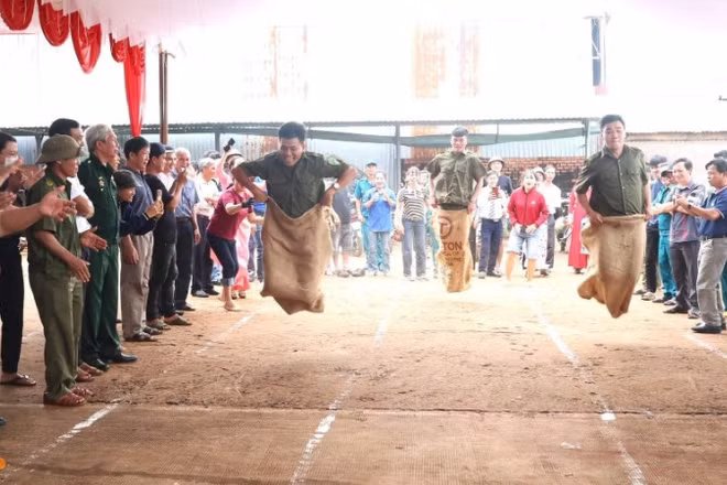 Nhân dân tỉnh Đồng Nai phấn khởi tham gia các trò chơi tại Ngày hội “Đại đoàn kết toàn dân tộc”.