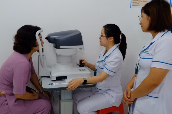 Các bác sĩ Bệnh viện Mắt Sài Gòn-Bình Phước khám mắt miễn phí cho người dân. (Ảnh: NHẤT SƠN)