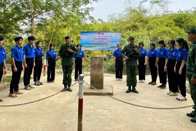 Lực lượng đoàn thanh niên Đồn Biên phòng Đắk Ơ phối hợp với đoàn thanh niên xã Đắk Ơ tham gia bảo vệ cột mốc biên giới.