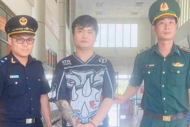 Đồn Biên phòng cửa khẩu quốc tế Hoa Lư bắt giữ đối tượng Phạm Văn Đức khi vừa nhập cảnh về Việt Nam.