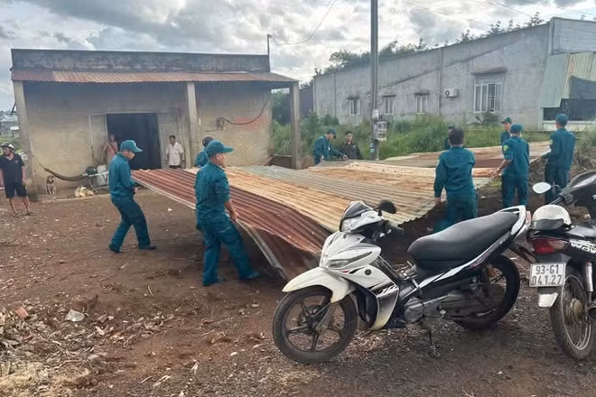Lực lượng dân quân thường trực xã Thiện Hưng, thành phố Đồng Nai giúp gia đình Phạm Văn Hòa ở thôn Sông Bé khắc phục hậu quả thiên tai.