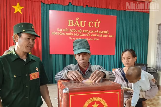 Cử tri xã biên giới Bù Gia Mập, tỉnh Đồng Nai bỏ phiếu bầu cử đại biểu Quốc hội khóa XVI và đại biểu Hội đồng nhân dân các cấp nhiệm kỳ 2026-2031.