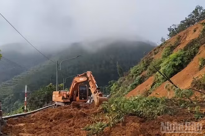Hiện trường sạt lở. (Ảnh: NHẤT SƠN)