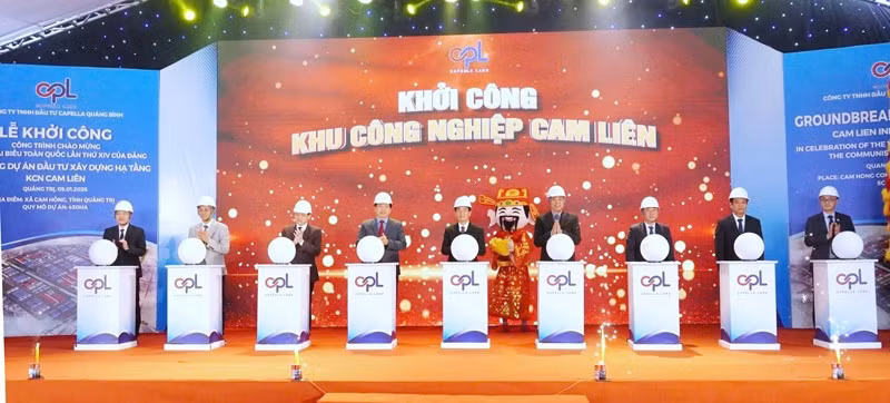 Các đại biểu thực hiện nghi thức khởi công dự án Khu công nghiệp Cam Liên, tỉnh Quảng Trị chào mừng Đại hội XIV của Đảng.