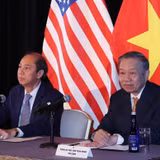 Tổng Bí thư, Chủ tịch nước Tô Lâm và Đại sứ Nguyễn Quốc Dũng tại cuộc gặp gỡ các chuyên gia, trí thức người Việt Nam tại Hoa Kỳ. (Ảnh: TTXVN)