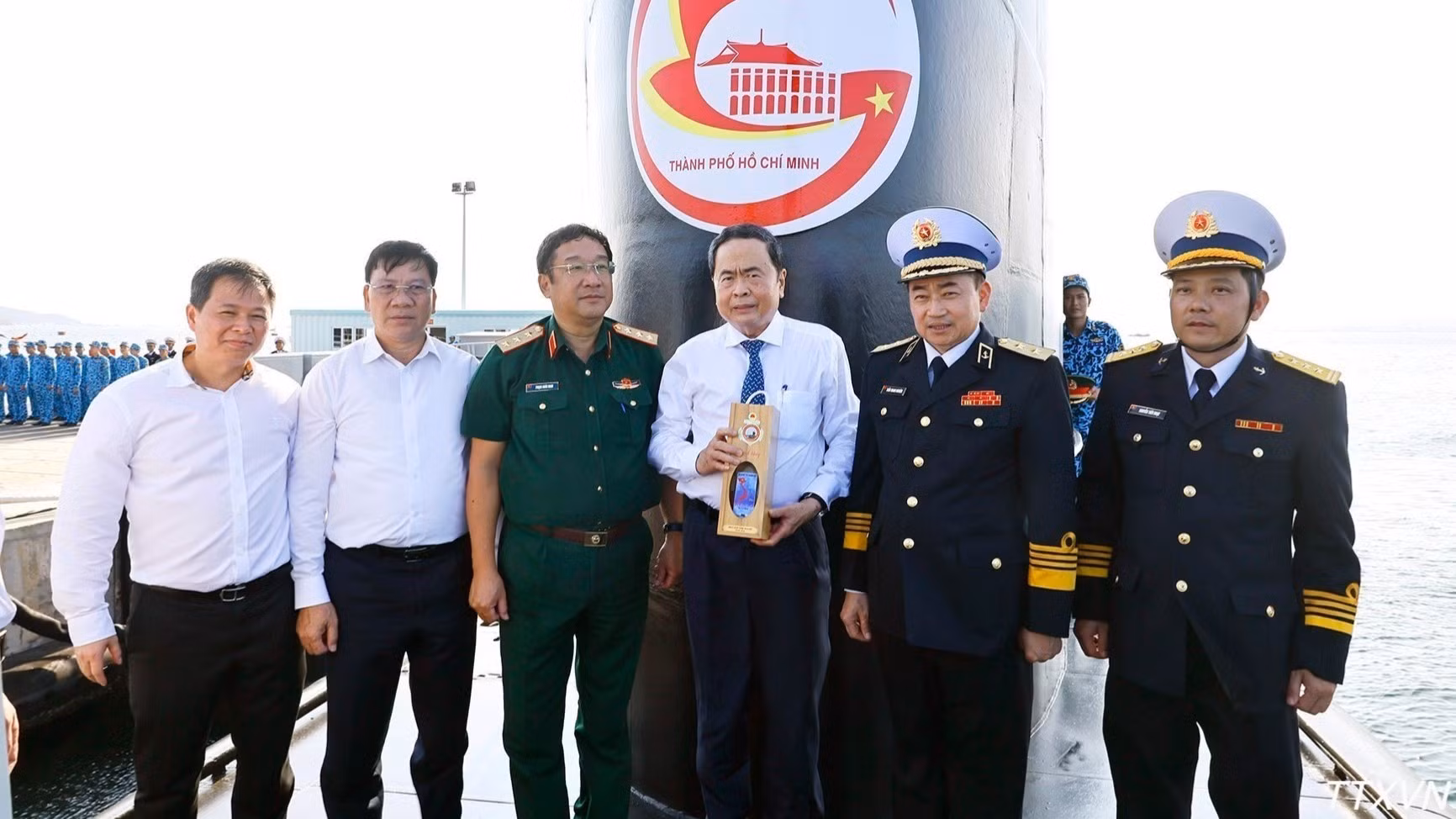 Lữ đoàn Tàu ngầm 189 tặng quà Chủ tịch Quốc hội Trần Thanh Mẫn. (Ảnh: TTXVN)